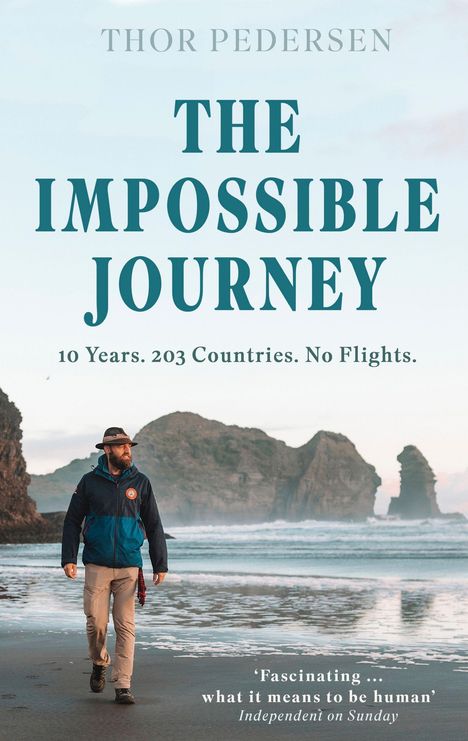 "The Impossible Journey: 10 Years. 203 Countries. No Flights." zeigt einen Mann am Strand vor Felsen.
