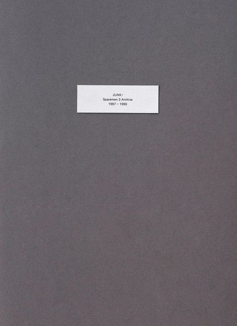 Text: "JUNK: Spacemen 3 Archive 1987–1990." Ein grauer Hintergrund mit einem weißen Etikett in der Mitte.