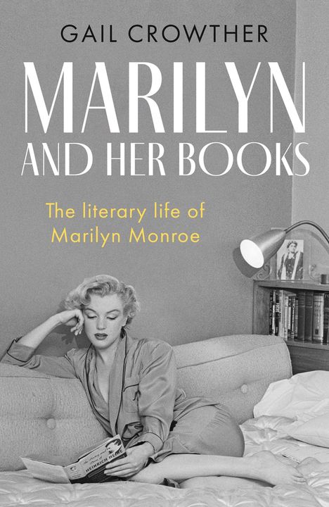Titel: "Marilyn and Her Books", Untertitel: "The literary life of Marilyn Monroe". Sie liest entspannt ein Buch auf einem Sofa.