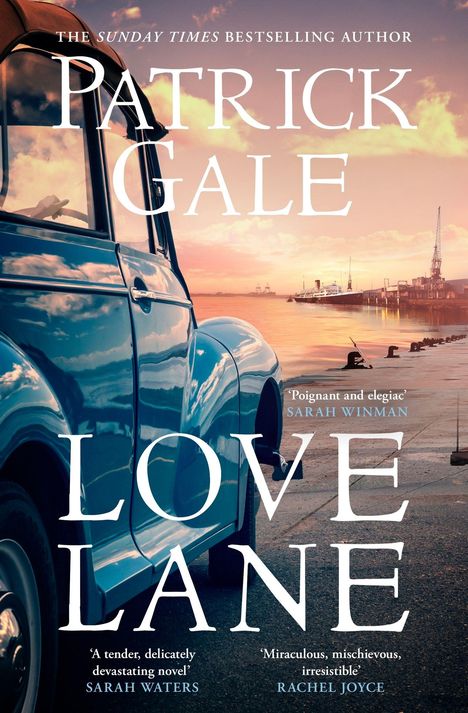 Buchtitel: "Love Lane" von Patrick Gale. Vordergrund: Blauer Oldtimer. Hintergrund: Hafen mit Schiffen und Kranen.