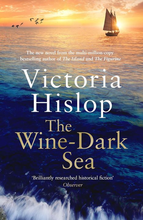 „The Wine-Dark Sea“ von Victoria Hislop. Ein Segelboot vor Sonnenuntergang auf einem ruhigen Meer mit fliegenden Vögeln.