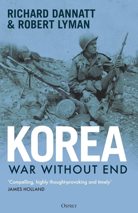 "Richard Dannatt & Robert Lyman; Korea: War Without End. Soldat mit Gewehr und Helm sitzt auf Trümmern."