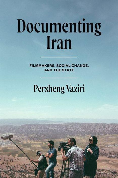 "Documenting Iran: Filmmakers, Social Change, and the State" von Persheng Vaziri. Drei Personen mit Kamera und Mikrofon in Landschaft.
