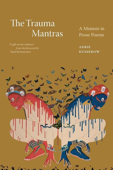 Text: „The Trauma Mantras“, „A Memoir in Prose Poems“, „Adrie Kusserow“. Illustrationen: Zwei Figuren, Schmetterlinge.
