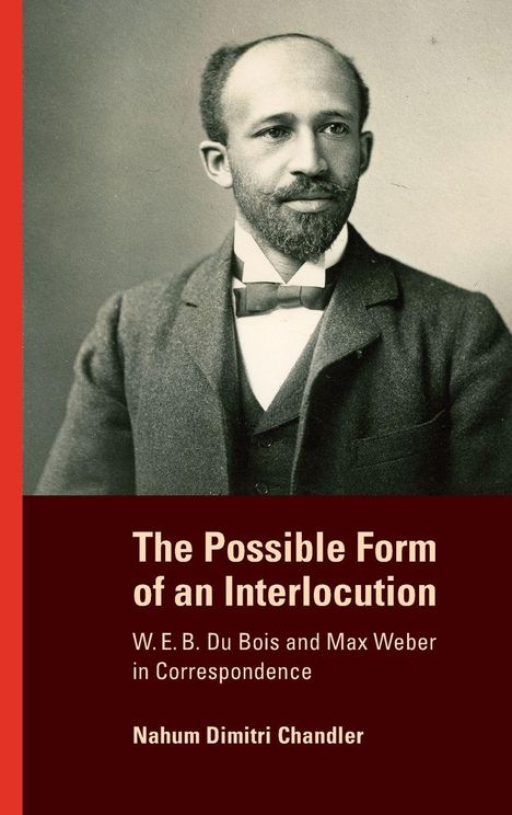 Ein Mann in Anzug mit Fliege. Links der Text: "The Possible Form of an Interlocution" von Nahum Dimitri Chandler.