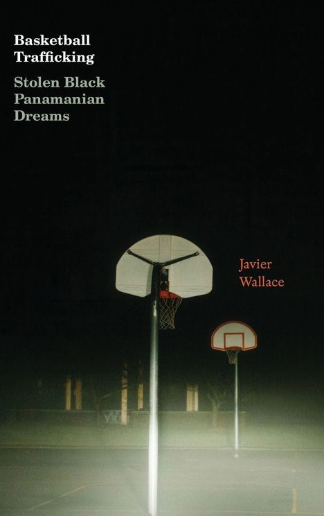 "Basketball Trafficking" steht oben, "Stolen Black Panamanian Dreams" darunter. Zwei Basketballkörbe bei Nacht, im Nebel.