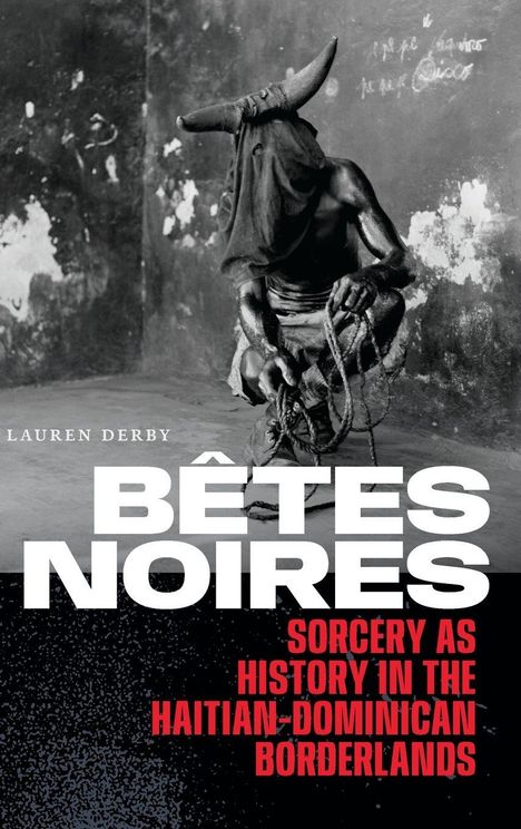 Titel: "BÊTES NOIRES". Untertitel: "SORCERY AS HISTORY IN THE HAITIAN-DOMINICAN BORDERLANDS". Eine Person kniet, gekleidet mit einem gehörnten Tuch.