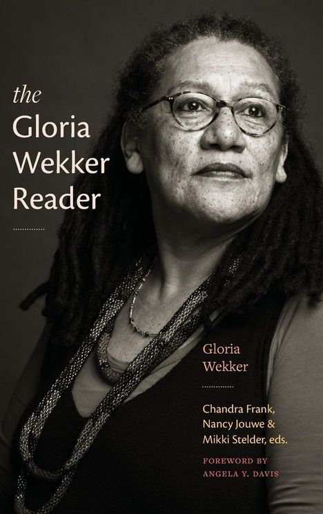 Text: "the Gloria Wekker Reader", "Gloria Wekker", Bearbeiter: Chandra Frank, Nancy Jouwe & Mikki Stelder, Vorwort: Angela Y. Davis. Schwarz-weiß Porträt einer Person mit Brille, Dreadlocks und Kette.