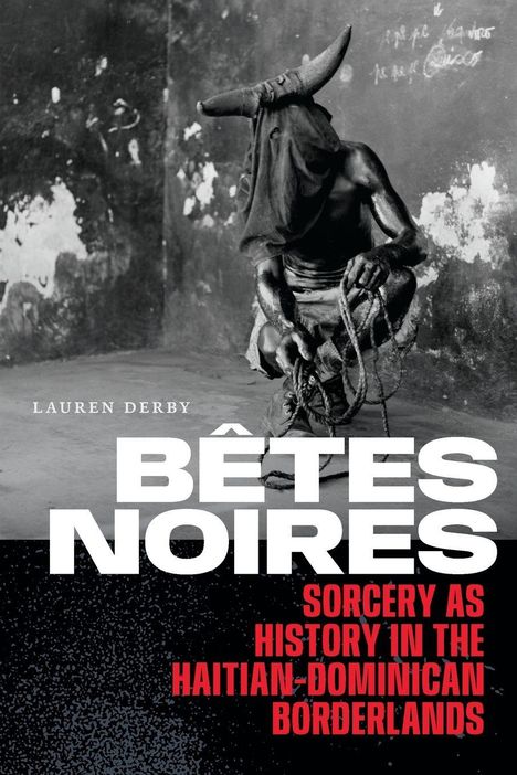 "Bêtes Noires: Sorcery as History in the Haitian-Dominican Borderlands" von Lauren Derby. Eine maskierte Gestalt hockt.