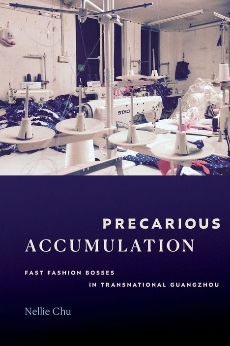 "PRECARIOUS ACCUMULATION: Fast Fashion Bosses in Transnational Guangzhou" von Nellie Chu. Nähmaschinen in einer Werkstatt.