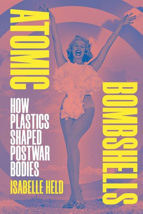 "Atomic Bombshells" und "How Plastics Shaped Postwar Bodies" sind in großem Text. Eine Frau jubelt im Hintergrund.