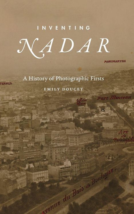 „INVENTING NADAR“, „A History of Photographic Firsts“, „EMILY DOUCET“. Luftaufnahme einer Stadt mit markierten Orten.