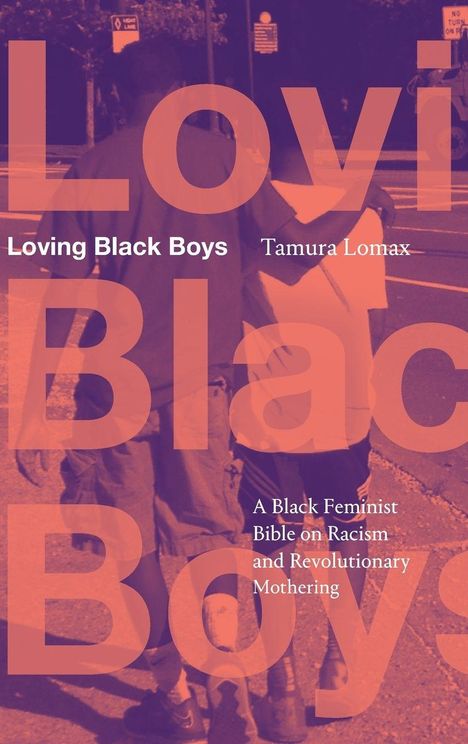 Titel: "Loving Black Boys". Autor: Tamura Lomax. Untertitel: "A Black Feminist Bible on Racism and Revolutionary Mothering". Im Hintergrund sind zwei Menschen zu sehen, die auf einer Straße stehen.