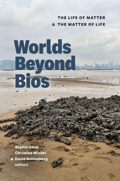 "Worlds Beyond Bios" in großer Schrift, darunter die Herausgeber. Im Hintergrund eine Küstenlandschaft mit Muscheln im Vordergrund.