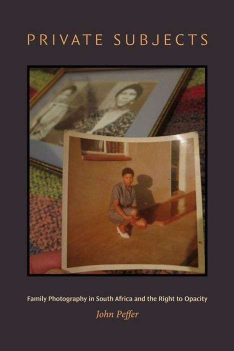 "Private Subjects", "Family Photography in South Africa and the Right to Opacity" von John Peffer. Foto: Person vor Wand.