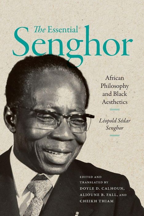 "The Essential Senghor: African Philosophy and Black Aesthetics" steht neben einem Mann mit Brille und Anzug.