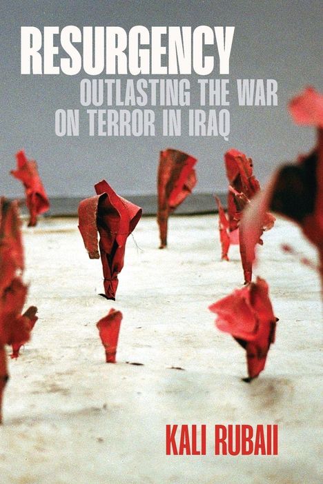 „RESURGENCY: Outlasting the War on Terror in Iraq“ von Kali Rubaii. Zerknitterte, rote Blätter auf hellem Boden.