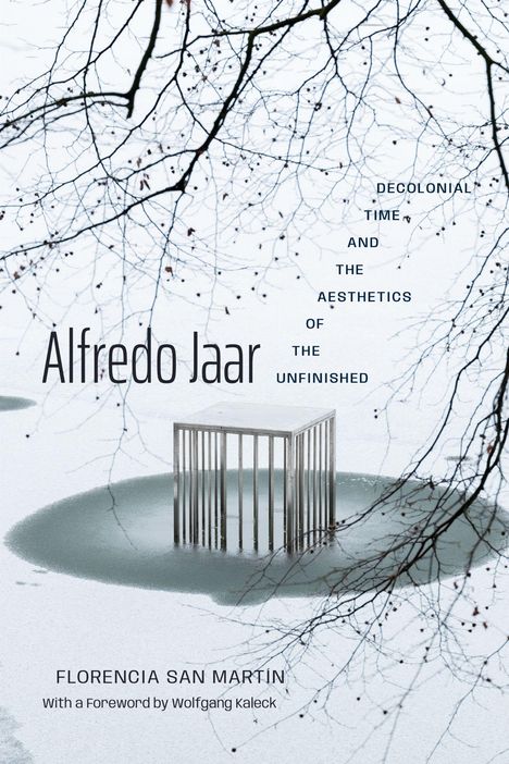 "Decolonial time and the aesthetics of the unfinished" steht zentral. Eislandschaft mit Metallstruktur und kahlen Zweigen.