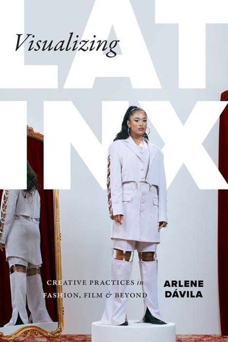 „Visualizing Latinx: Creative Practices in Fashion, Film & Beyond“ von Arlene Dávila. Frau in hellem Outfit vor rotem Vorhang.