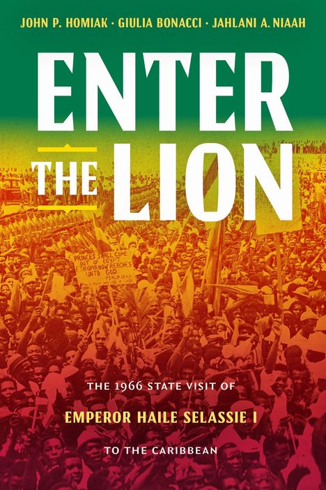 Titel: "Enter the Lion". Autoren: John P. Homiak, Giulia Bonacci, Jahlani A. Niaah. Bild: Menschenmenge, die Schilder hochhält.