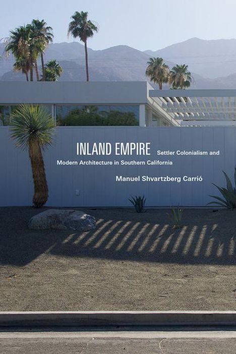 "INLAND EMPIRE: Settler Colonialism and Modern Architecture in Southern California" von Manuel Shvartzberg Carrió. Moderne Hausarchitektur vor Bergen mit Palmen im Hintergrund.