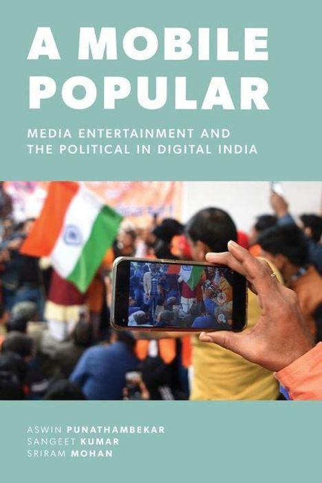 Text: "A MOBILE POPULAR", "MEDIA ENTERTAINMENT AND THE POLITICAL IN DIGITAL INDIA". Ein Handy zeigt eine Menschenmenge mit indischer Flagge.