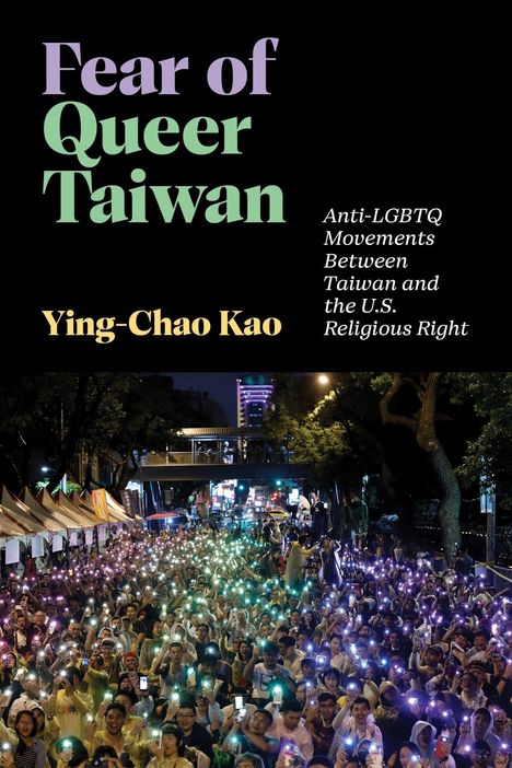 "Fear of Queer Taiwan" in großen Buchstaben. Darunter Menschenmenge bei Nacht mit leuchtenden Handybildschirmen.