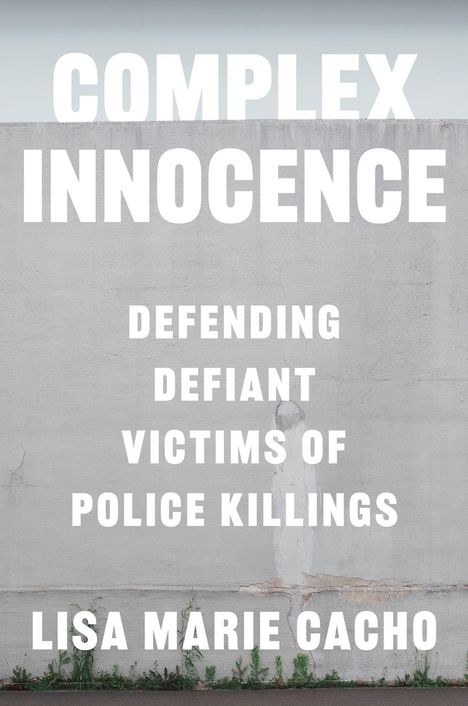 Text: "COMPLEX INNOCENCE", "DEFENDING DEFIANT VICTIMS OF POLICE KILLINGS", "LISA MARIE CACHO". Graue Wand mit Pflanzen unten.