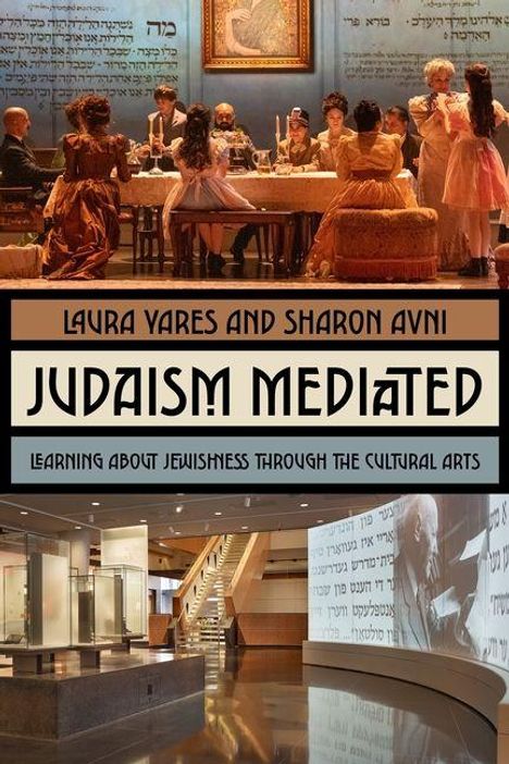 "Judaism Mediated" von Laura Yares und Sharon Avni. Oben: Abendessen-Szene. Unten: Moderner Raum mit Treppe und Projektion.