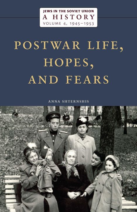 Ein Buchcover mit den Texten: "Postwar Life, Hopes, and Fears" und "Anna Shternshis". Schwarz-Weiß-Foto von Personen auf einer Bank im Park.