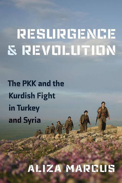 "Resurgence & Revolution: The PKK and the Kurdish Fight in Turkey and Syria" von Aliza Marcus. Soldaten auf blühendem Hügel.