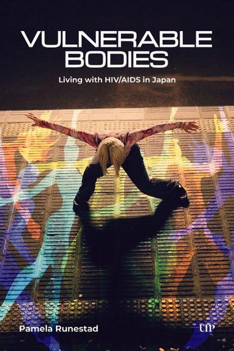 "Vulnerable Bodies: Living with HIV/AIDS in Japan" von Pamela Runestad. Eine Person posiert auf einem bunten Boden.