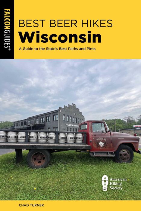 „Best Beer Hikes Wisconsin“, Titel eines Buches über Wanderungen und Bier. Ein roter Truck mit Bierfässern steht vor einer Brauerei.