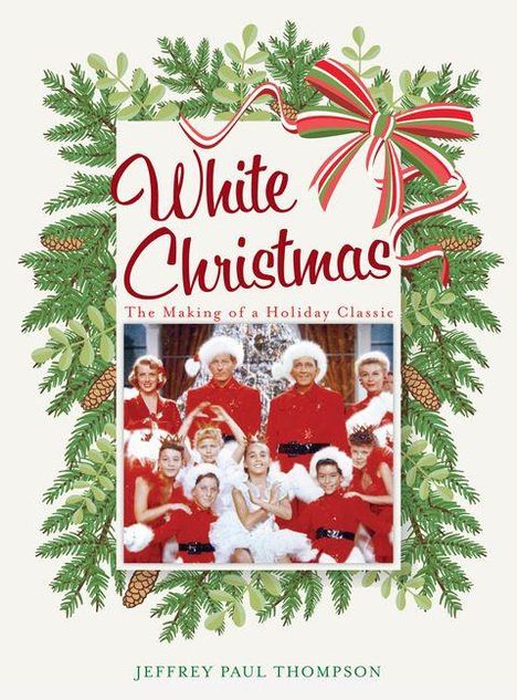 „White Christmas: The Making of a Holiday Classic“. Bilderrahmen mit Tannenzweigen, Geschenkband und festlich gekleidetem Ensemble.