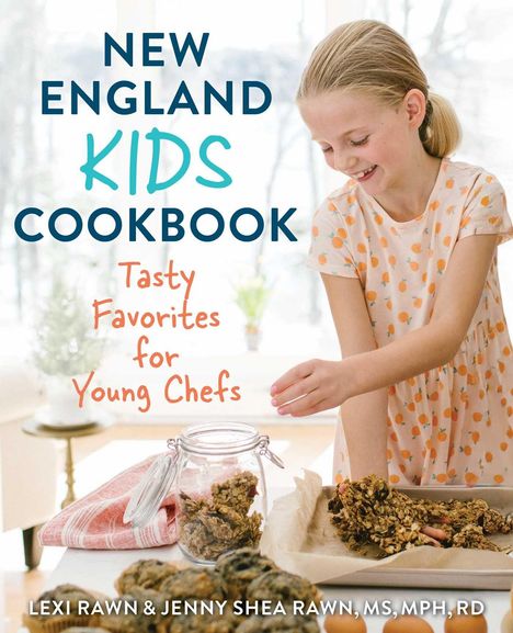 „NEW ENGLAND KIDS COOKBOOK“ in großen Buchstaben. Ein Mädchen in einem orange gepunkteten Kleid backt Kekse.
