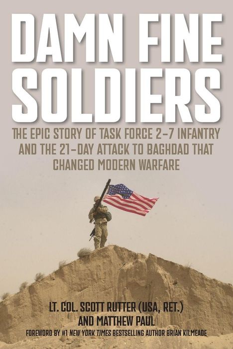 DAMN FINE SOLDIERS. Ein Soldat steht auf einem Hügel und hält eine amerikanische Flagge.
