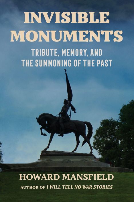 INVISIBLE MONUMENTS, TRIBUTE, MEMORY, AND THE SUMMONING OF THE PAST, Howard Mansfield. Reiterstatue vor blauem Himmel.