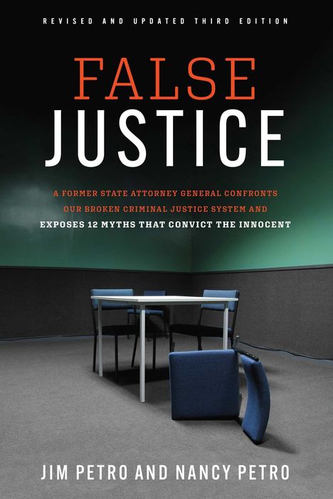 FALSE JUSTICE. Ein Tisch mit umgekippter Stuhllehne in einem kargen Raum.