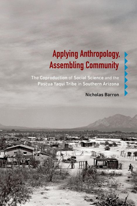 "Applying Anthropology, Assembling Community" ist der Titel. Schwarz-weiß Foto zeigt eine weitläufige Wüstenlandschaft mit Hütten.