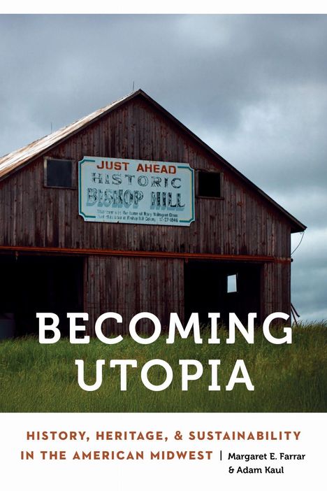 „JUST AHEAD HISTORIC BISHOP HILL“, „BECOMING UTOPIA“, „HISTORY, HERITAGE, & SUSTAINABILITY“. Alte Scheune im Feld.