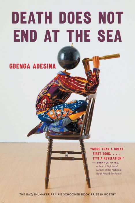 „DEATH DOES NOT END AT THE SEA“. Eine Person in buntem Gewand sitzt auf einem Stuhl und blickt durch ein Fernrohr.