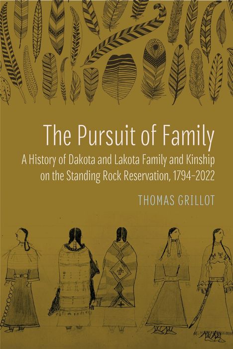 "The Pursuit of Family" von Thomas Grillot. Oben Federn, unten eine Zeichnung von fünf stehenden Figuren in traditionellen Kleidern.