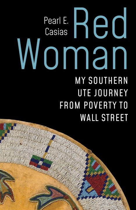 „Pearl E. Casias, Red Woman: My Southern Ute Journey from Poverty to Wall Street“ steht auf schwarzem Hintergrund. Unten ist ein buntes Perlenmuster zu sehen.