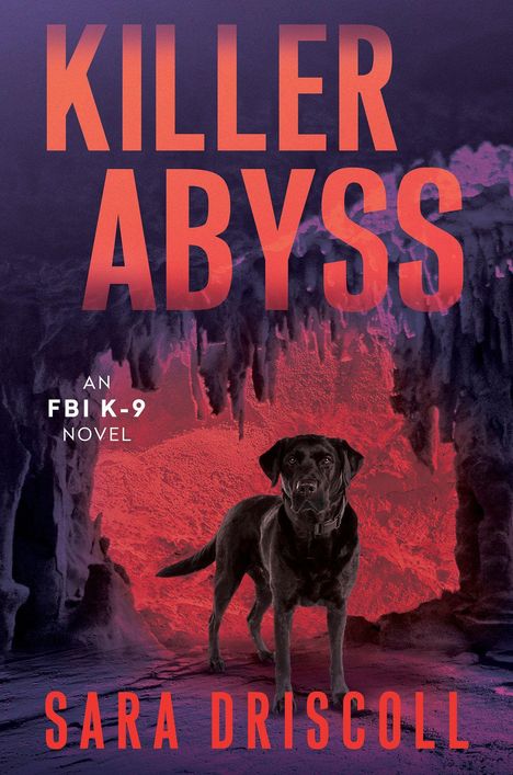 „Killer Abyss“, „An FBI K-9 Novel“, „Sara Driscoll“. Ein schwarzer Hund vor einer Höhle mit roten und violetten Tönen.