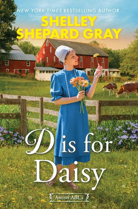 "D is for Daisy" steht in weißem Text. Eine Frau in blauer Kleidung hält Gänseblümchen vor einer roten Scheune.