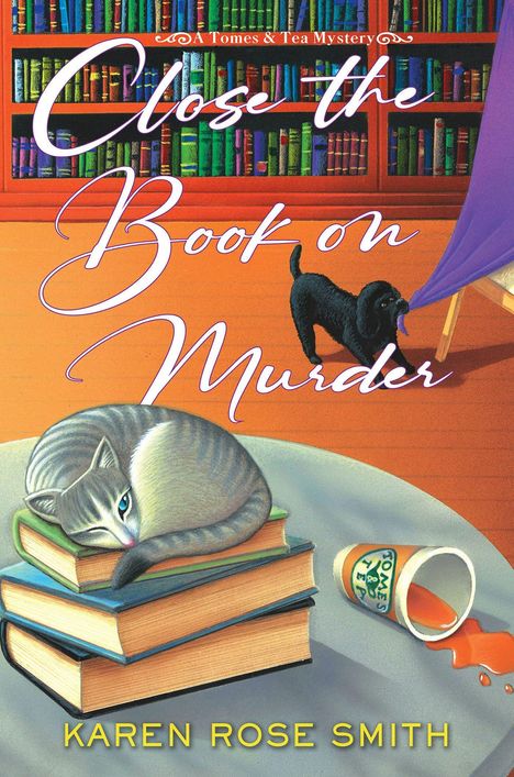 "Close the Book on Murder" in geschwungener Schrift, Katze schläft auf Büchern, verschüttetes Getränk, schwarzer Hund.
