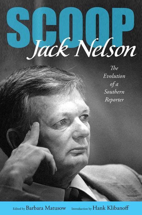 Text: "SCOOP Jack Nelson. The Evolution of a Southern Reporter. Edited by Barbara Matusow. Introduction by Hank Klibanoff." Schwarz-weiß Porträt eines nachdenklichen Mannes.
