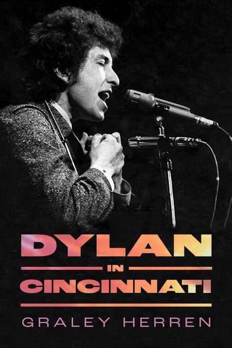„DYLAN IN CINCINNATI“ und „GRALEY HERREN“ in bunten Buchstaben. Schwarz-Weiß-Foto eines Sängers am Mikrofon.