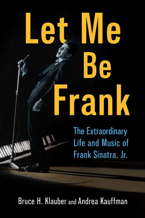 „Let Me Be Frank“ in großen gelben Buchstaben, schwarz-weißes Bild eines Sängers mit Mikrofon.