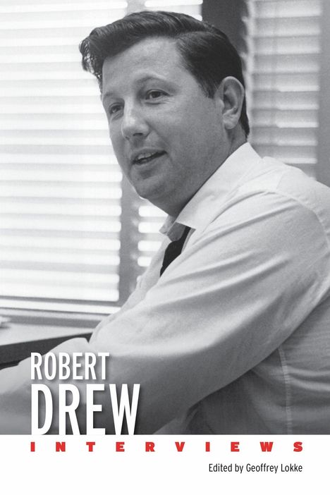 "Robert Drew Interviews" in schwarz-weiß, ein Mann im Hemd sitzt, bearbeitet von Geoffrey Lokke.